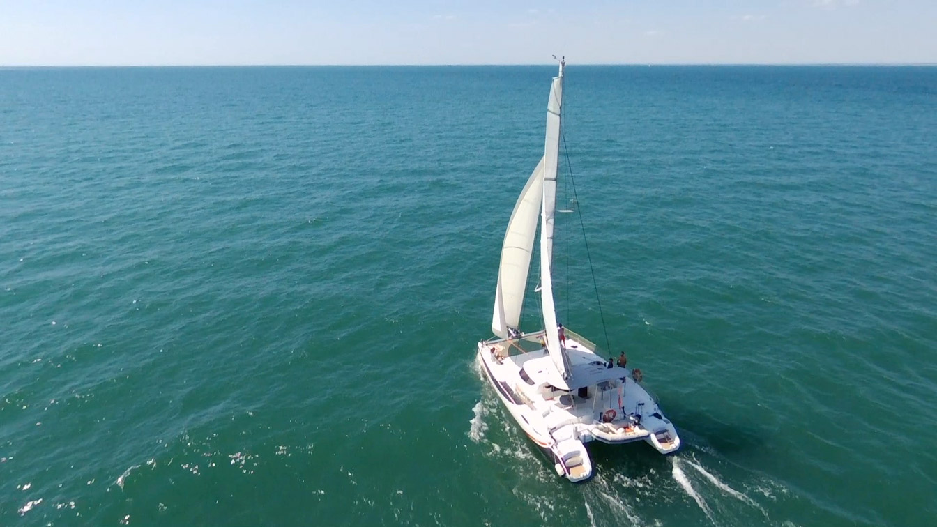 Catamaran Blue Note aux large de l'Île de ré